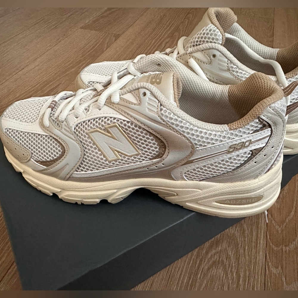 Unisex 530 new balance beige shoes. Size US 9 Women's/ 7 Men's